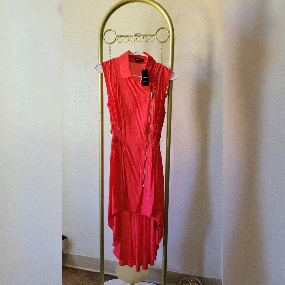 Bebe High Low Vest in Red. Clinched waist With Zipper 💋
